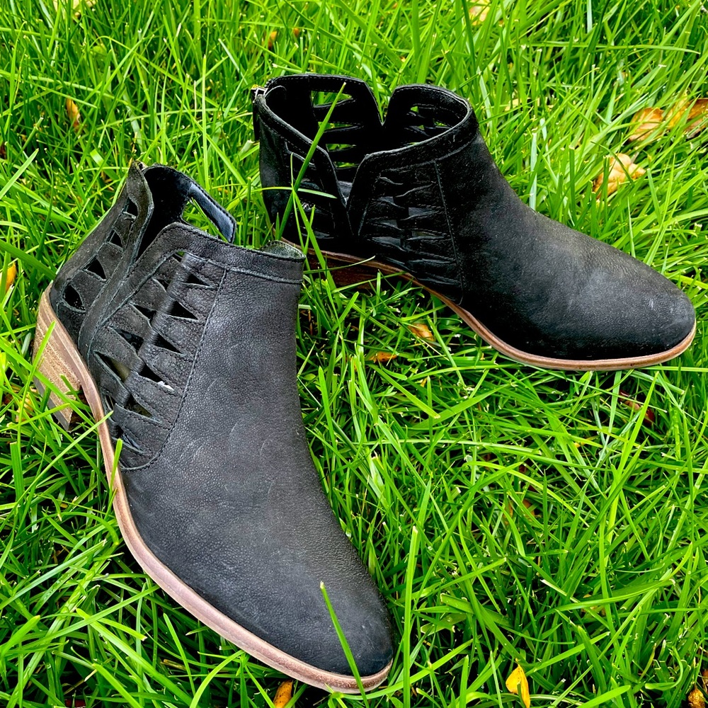 Vince Camuto Peera black suede booties